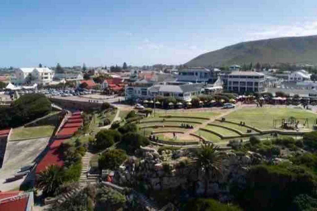 Central Modern Studio Apartment, Hermanus Waterfront エクステリア 写真